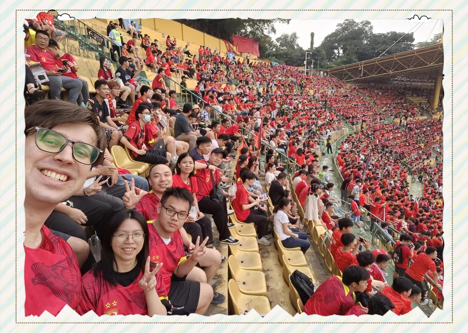 包含球迷热情：球迷夜场助威盛况记录的词条