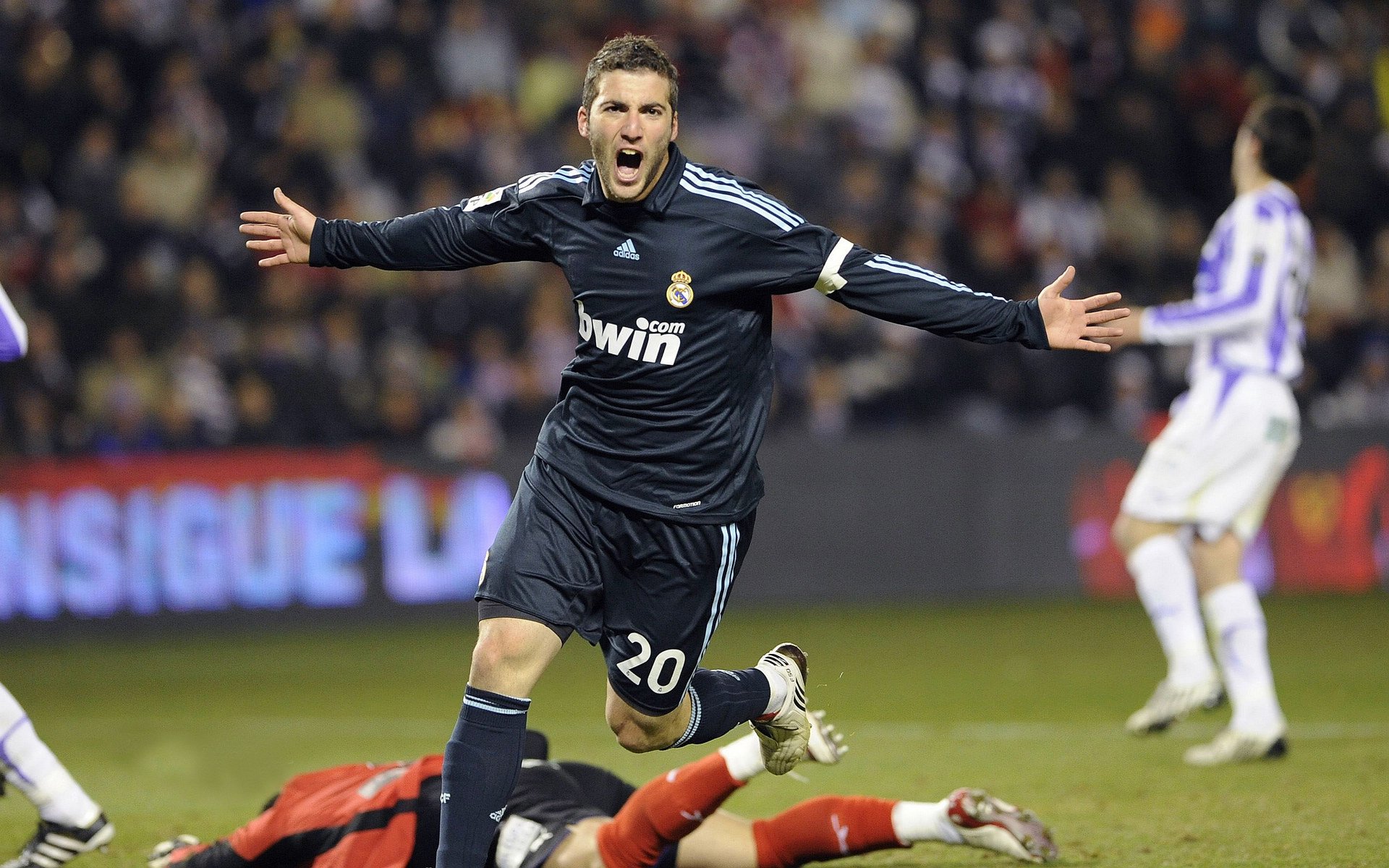 _老鹰队拔得头筹，比赛精彩纷呈_，老鹰队叫什么