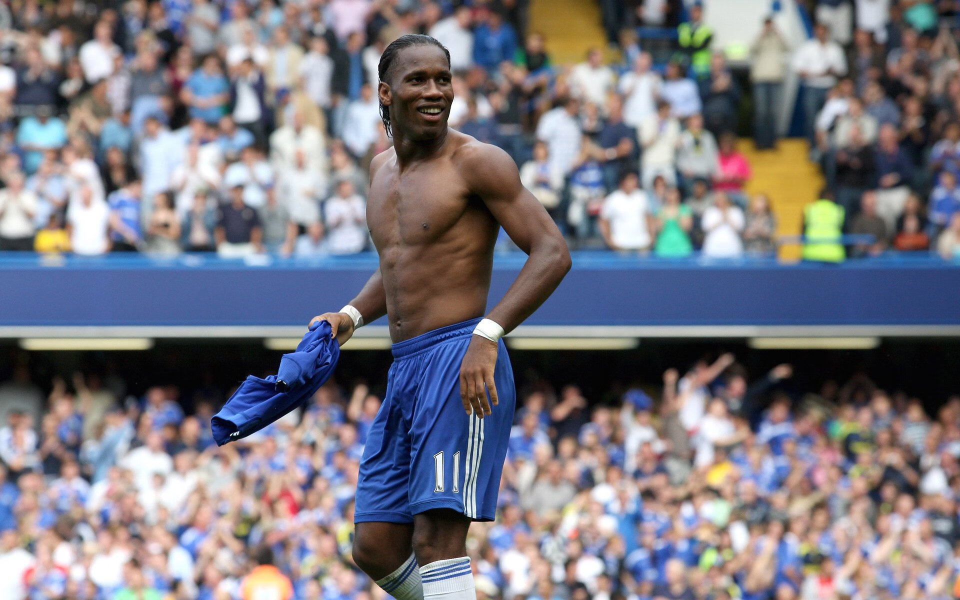 乌拉圭队中场卡瓦尼在巴黎奥运会上展现出强大的进攻组织能力，乌拉圭足球前锋卡瓦尼